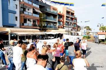 Protesta de vecinos y feriantes (Foto y Antonio Alí)